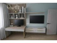 фото: Рабочая зона в детскую комнату с подвесным шкафом, полками и тумбой