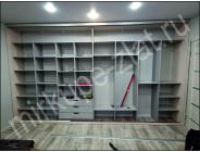 фото: Встроенный шкаф-купе с белыми стёклами (наполнение)