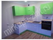 фото: Кухонный гарнитур зеленый с белым