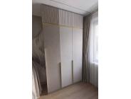 фото: Шкаф-пенал бежевый золотыми ручками