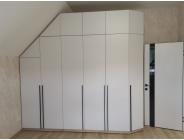 фото: Шкаф для мансарды белый с черными ручками