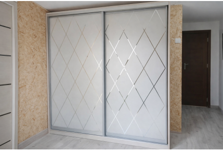 Корпусный шкаф-купе в белом цвете фото: Корпусный шкаф-купе в белом цвете