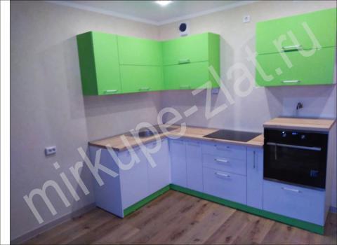 фото: Кухонный гарнитур зеленый с белым
