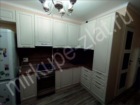 фото: Угловая кухня белого цвета с фрезеровкой