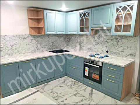 фото: Угловой кухонный гарнитур голубого цвета