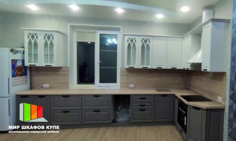 фото: Угловой кухонный гарнитур серо-белого цвета