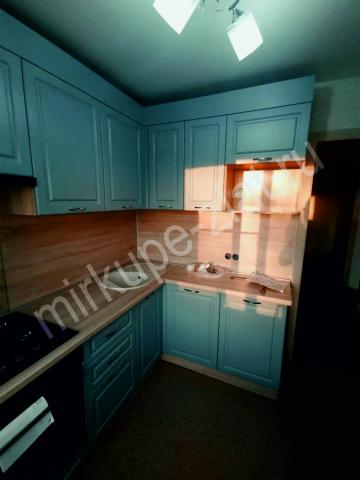 фото: Угловой кухонный гарнитур бирюзового цвета