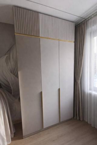 фото: Шкаф-пенал бежевый золотыми ручками