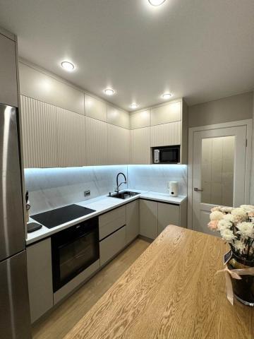 фото: Современная угловая кухня, с двухуровневыми фасадами в потолок