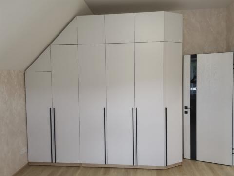 фото: Шкаф для мансарды белый с черными ручками