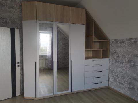 фото: Шкаф для мансарды со срезанным углом, белый с черными ручками и зеркалом